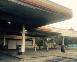 Op zaterdag 21 maart 2015 gingen vier auto's in vlammen op, toen een automobilist uit de bocht vloog en met hoge snelheid over de gastinstallatie van Shell-pomp Lucasgat aan de A1 (Apeldoorn) heen reed. Hierdoor ontstond er roetschade aan zowel het tankstation als de kiosk. Best Building Service is na melding van de schade door Bakerstreet Services B.V. (gevestigd in de kiosk van het tankstation) meteen ter plekke gegaan. Hier hebben wij de ontstane roetschade aan het tankstation en kiosk verwijderd met behulp van hogedruk machine, stofzuigers en doeken met schoonmaakmiddelen (geurvernietigers).